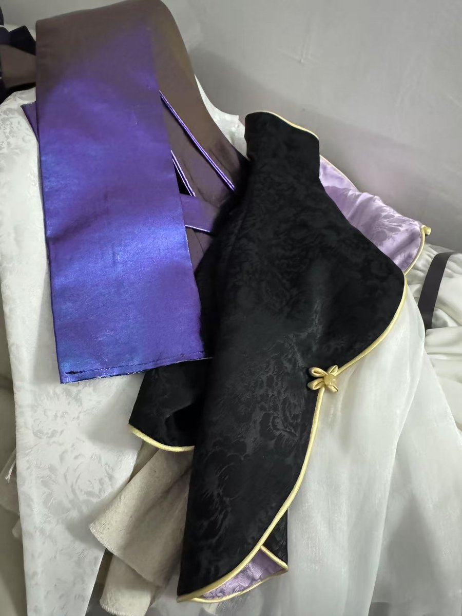 Tamatocpt's tweet photo. 私はモデルの方にこの服装を制作できることを、誠に光栄に存じております。CHOCO先生がデザインされたこのコートは、本当に見事で美しいです。（翻訳機を使用しました、ご容赦ください。）٩(ˊᗜˋ*)و https://t.co/NHZlfNi0Cq
