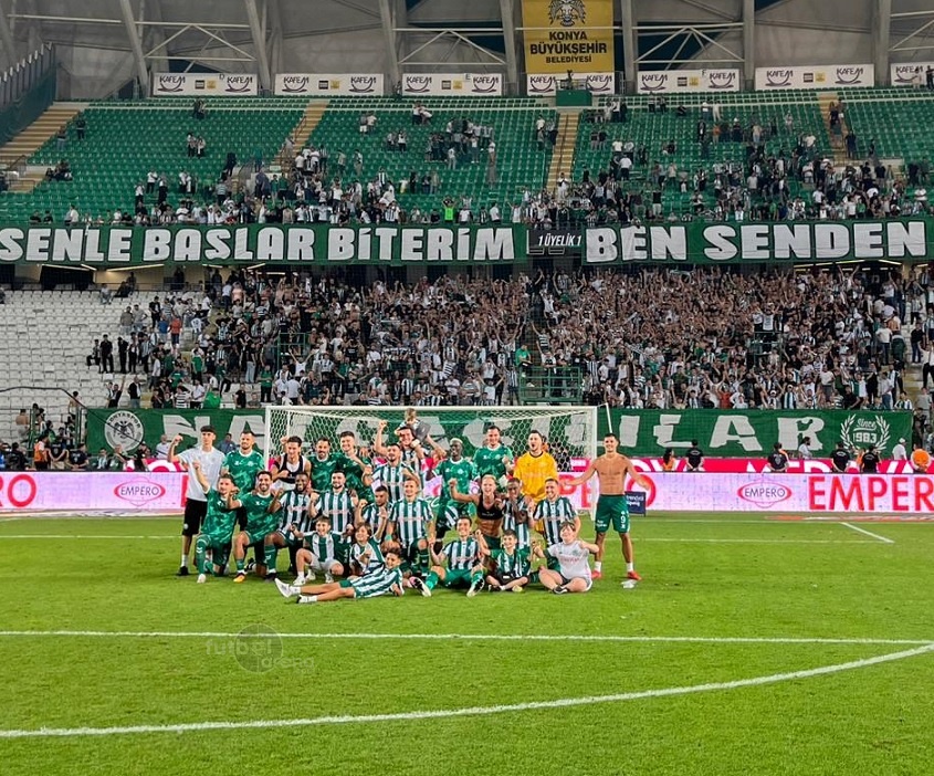 Lider Konyaspor'dan galibiyet pozu.