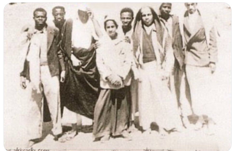 أحترم الذين أصبحوا يتجاهلون مايطرحه (الإسقاط العنصري) على تاريخ #الهلال 
و #النصر بتكرار الحديث عن أمين تكروني وأحمد بربري ( رحمهما الله ) ..