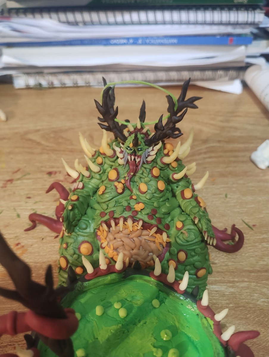 El abuelo Nurgle está poniendo a prueba una nueva receta de cocina para su amada Isha y sus amados hijos👍 (perdón por desaparecer me tanto tiempo, el Liceo y los exámenes estan pesados XD) #warhammer40k #WarhammerCommunity #warhammer40000 #WarhammerArt #art #warhammerfantasy
