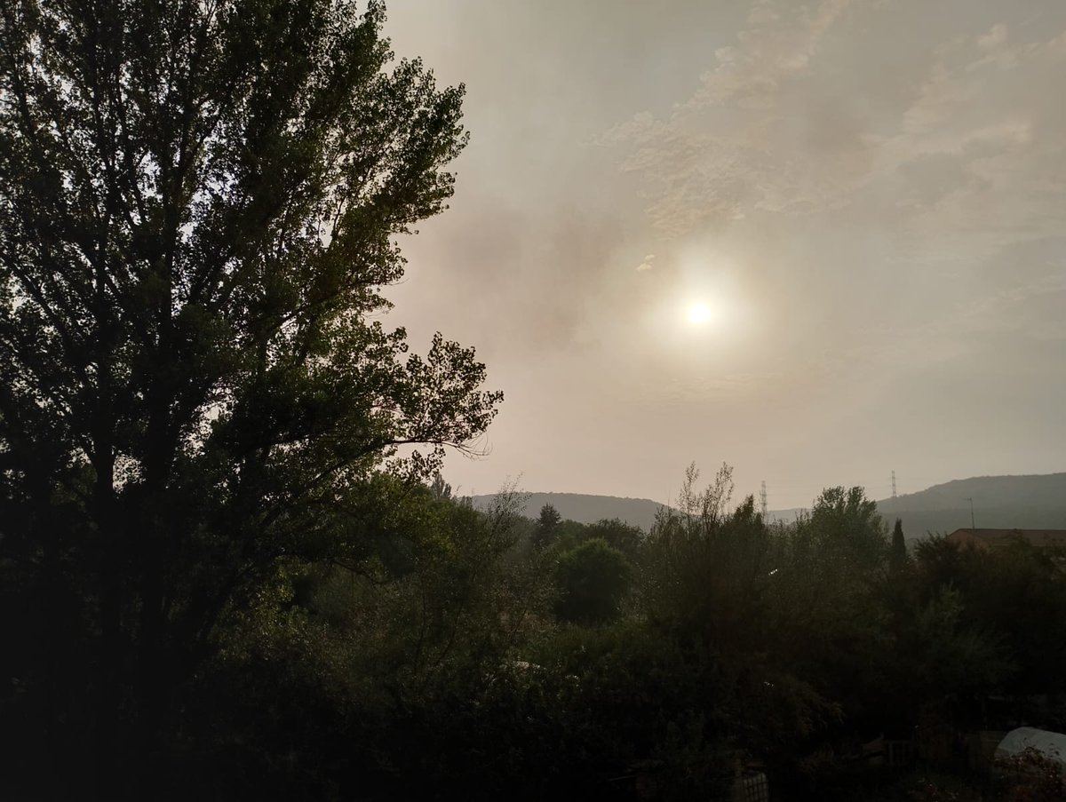 Muero de pena... son tantos recuerdos, infancia, momentos, y personas.....
 Imágenes desoladoras deja el incendio #IFCanalejas
en #Guardo y pueblos del entorno en el norte de #Palencia
Fuerza a los bomberos, voluntarios, guardenses y  todxs lxs vecinxs que han sido evacuados.