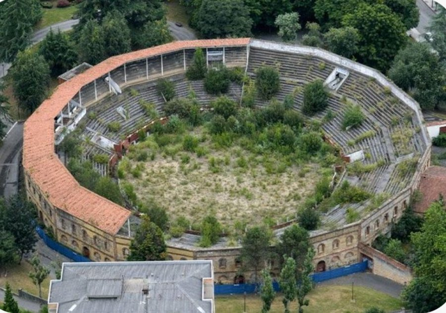 A día de hoy, la plaza de toros más hermosa de España es la de Oviedo, donde la naturaleza se ha cobrado merecida venganza contra el bestialismo atrasista.
