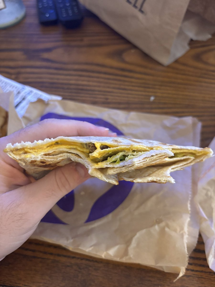 DrewGiacalone's tweet photo. Remember when @tacobell didn’t skimp on everything and it was way cheaper? What a time 😭😭 https://t.co/jWRJVgqB9a