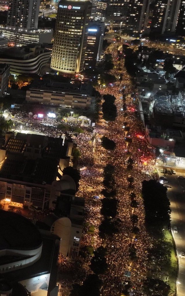 חצי מיליון מפגינים למען החטופים ובדרישה לסיים את מלחמת ההישרדות של נתניהו. מפסיקים לאכול את השקרים של מהממשלה הבזויה שמימנה את החמאס, שהפקירה את החטופים ושבזבזה כל הישג צבאי שהגענו אליו כי אין לה תכנית מדינית אלא רק הזיות משיחיות. פושעים, לכו!