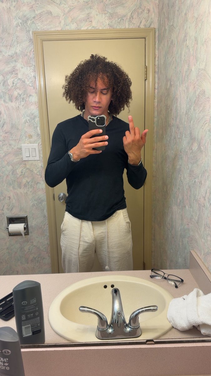 xciun's tweet photo. Back camera be violating me fr https://t.co/64j7xZpX1T