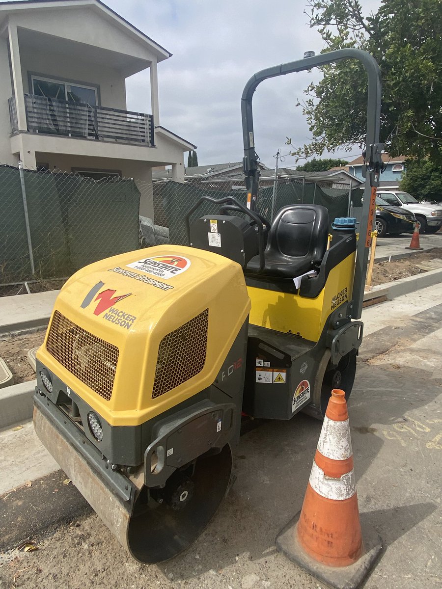 勝手に進捗確認。

1ヶ月前くらいの前回は、下水管を埋設してたが、土を埋め、それも終わり、コンパクターを使い土をしっかり固めて、後にコンクリート打設かな。見てるだけで楽しい😆