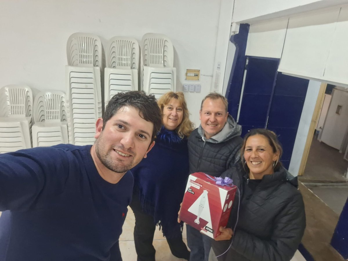 nicorcalloni's tweet photo. Con @AdrianMicheloud y @ElisabetBonino estuvimos nuevamente en el Club Almafuerte, para entregar una colaboración para el bingo de la entidad.

¡Seguimos presentes! 💪 https://t.co/wGDLWXwUFR