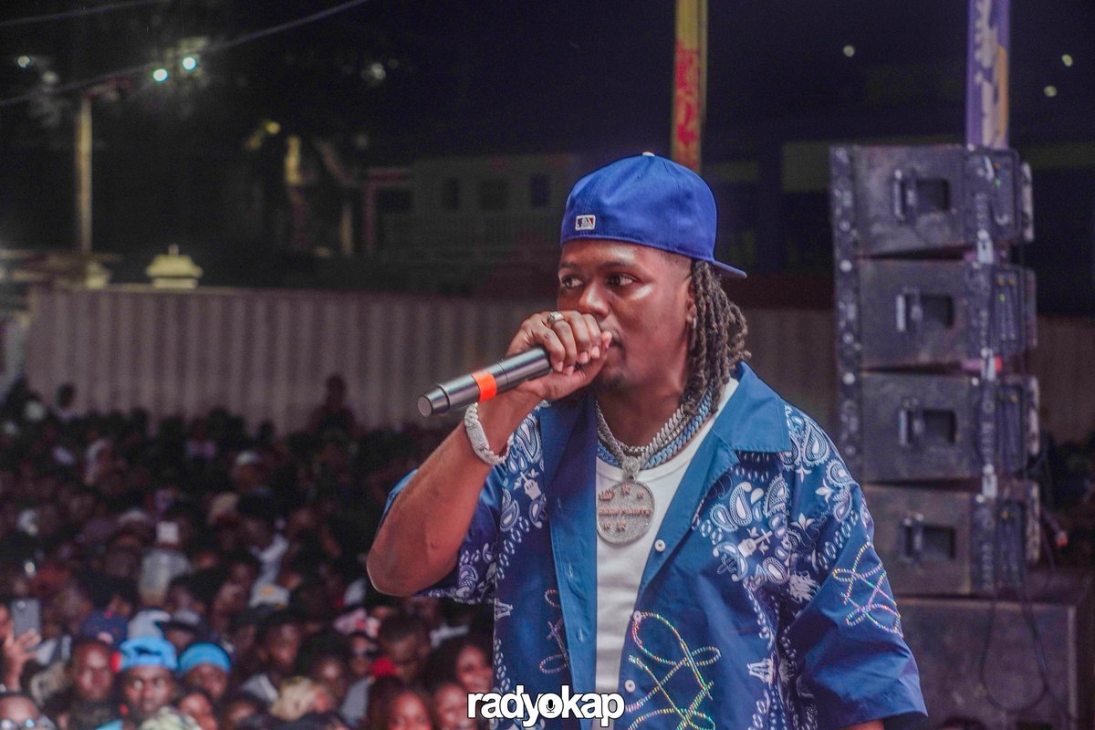 radyokap's tweet photo. L’arrivée sur scène de @hitroubleboy fut l’un des moments forts de la soirée Blue And White sur le boulevard du Cap-Haitien hier soir. Acclamé par le public dès ses premiers pas, l’artiste a livré une performance hors pair. https://t.co/TMyzfBOOsj