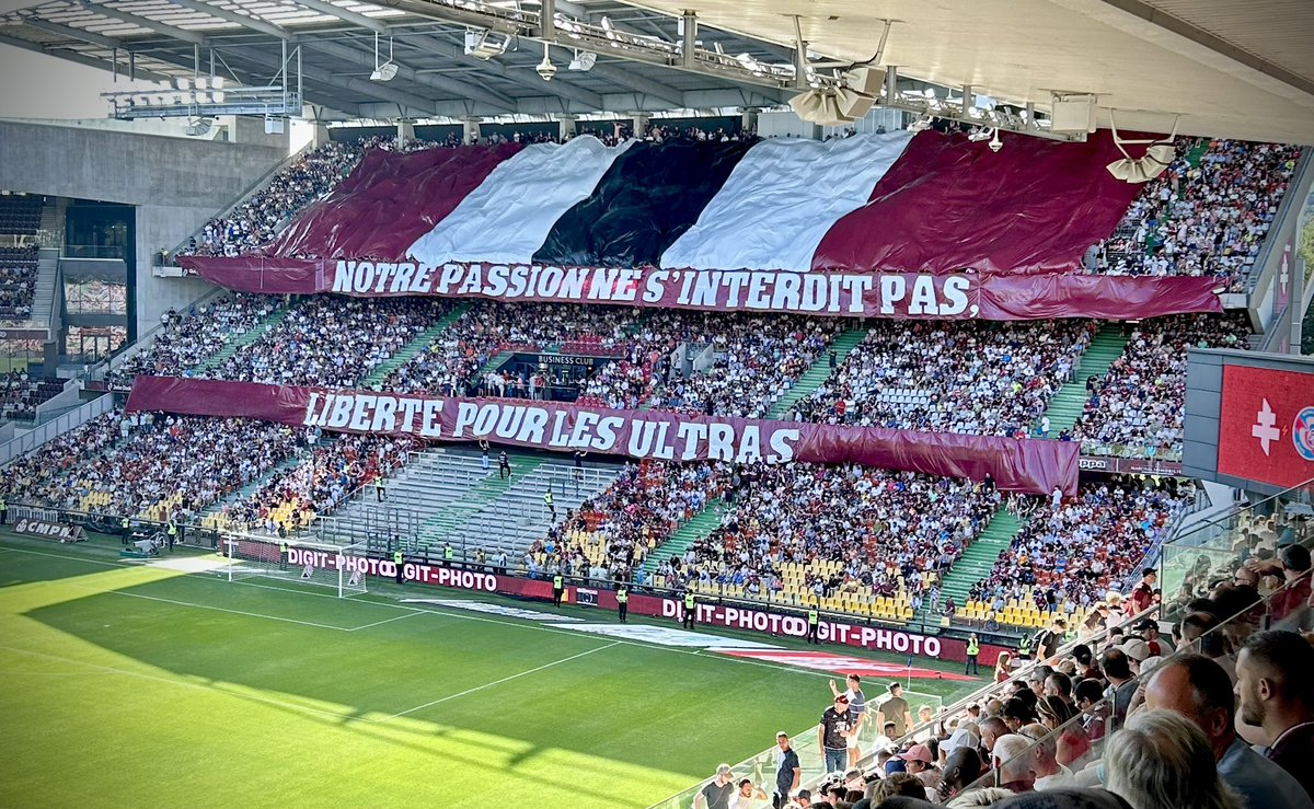 Tato_578's tweet photo. Finalement ce ne serait pas ça l’image du jour côté FC Metz ? La Horda et la Gruppa ensemble contre Strasbourg. 👀 https://t.co/dQLqF9kndE
