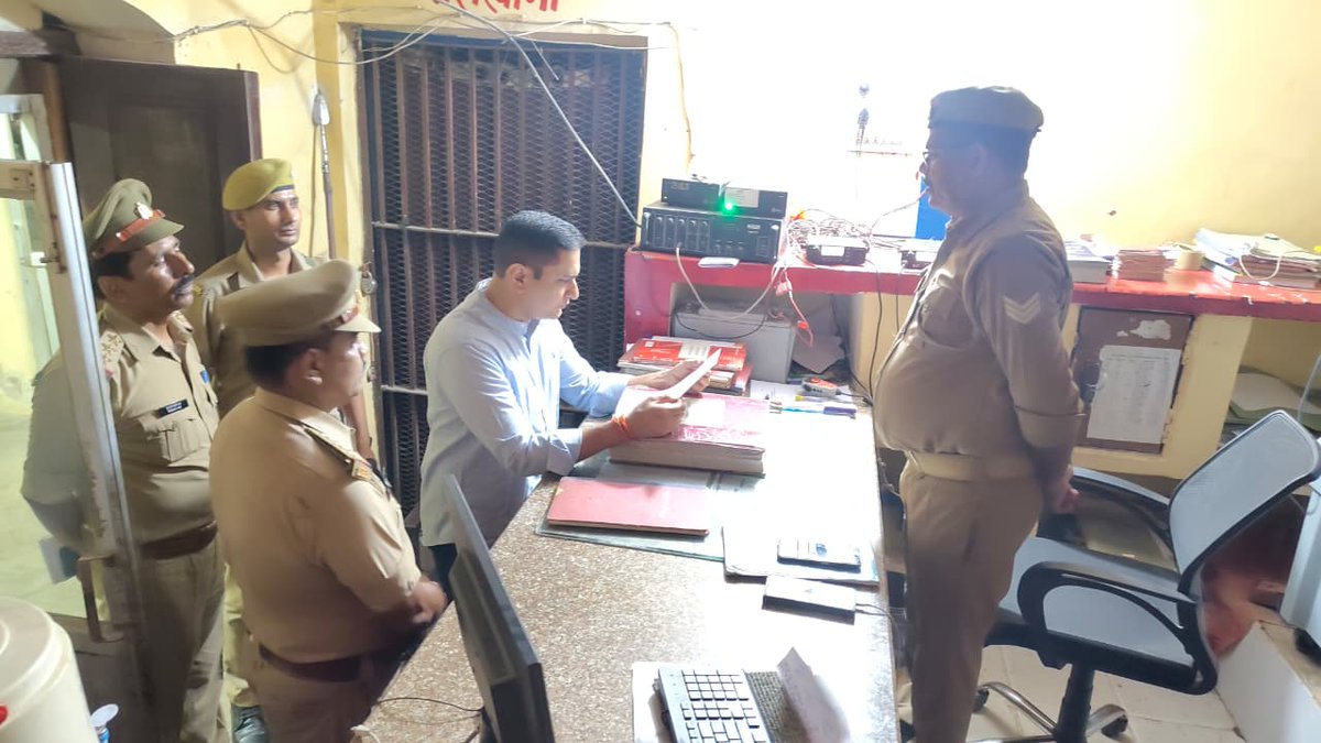 आज दिनांक 17.08.2025 को श्री दीपक भूकर पुलिस अधीक्षक उन्नाव द्वारा थाना गंगाघाट का औचक निरीक्षण किया गया। इस दौरान थाना कार्यालय, महिला हेल्पडेस्क, सीसीटीएनएस व थाना परिसर आदि का निरीक्षण किया गया। तदोपरान्त अभिलेखों की प्रविष्टियों को जांचा गया एवं प्रभारी निरीक्षक गंगाघाट को