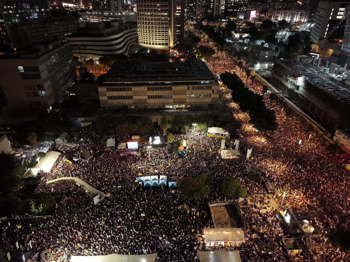 בפעם הקודמת שבה יצאו 400,000 איש לרחובות,
זה קרה מאוחר מדי. 
מאוחר מדי בשביל עדן, בשביל הרש, בשביל אלמוג, אורי ואלכס.
מאוחר מדי בשביל כרמלי שלנו. 

היום, עכשיו, לא מאוחר מדי.
בשביל עמרי, מתן ונמרוד, תמיר, גיא וענבר.
בשביל חטופה אחת ו-49 חטופים שעדיין אפשר להציל ולהחזיר. 

תודה על