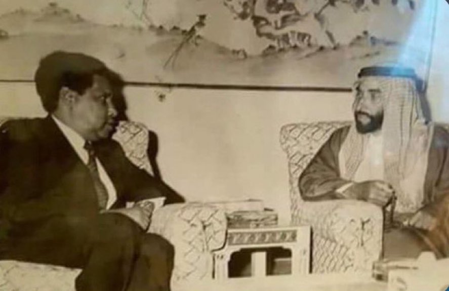 KhamisMalhosani's tweet photo. Le père fondateur des Émirats arabes unis, S.E. Shaykh Zayed bin Sultan Al-Nahyan (الله يرحمه), recevant à Abou Dhabi (1991-1993) le premier président du Somaliland, Abdirahman Ahmed Ali Tuur (AUN).

Tuur , ex-ambassadeur aux Émirats (81-83) et leader du SNM dans les années 80, incarne une diplomatie précoce et visionnaire.

Rencontre historique entre deux bâtisseurs : l’un a fait naître une puissance du Golfe, l’autre a semé les graines d’un Somaliland qui aspire à devenir le « New York » de la Corne de l’Afrique.