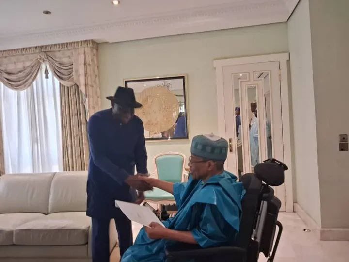 Photos: Former President Goodluck Jonathan visits former Head of State, General Ibrahim Babangida on his 84th birthday.

 Dr Jonathan described the former head of State as a committed leader.

#IBBAt84
#Babangida
#jonathan

credit: tvc