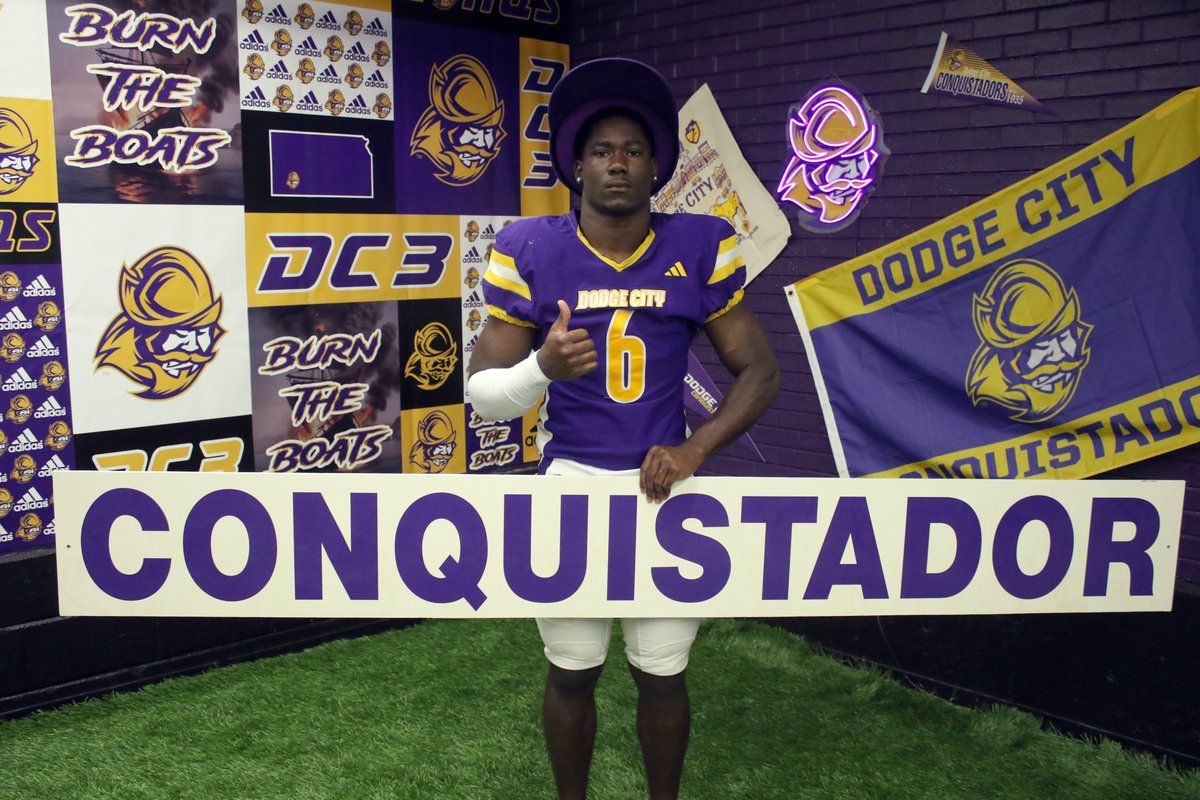 🏈Football | #GoConqs 

Almost game time!! <a href="/GoConqsFB/">Dodge City Football</a> is ready to get season underway....Conqs had some fun in front of the📸camera for media day #BurnTheBoats