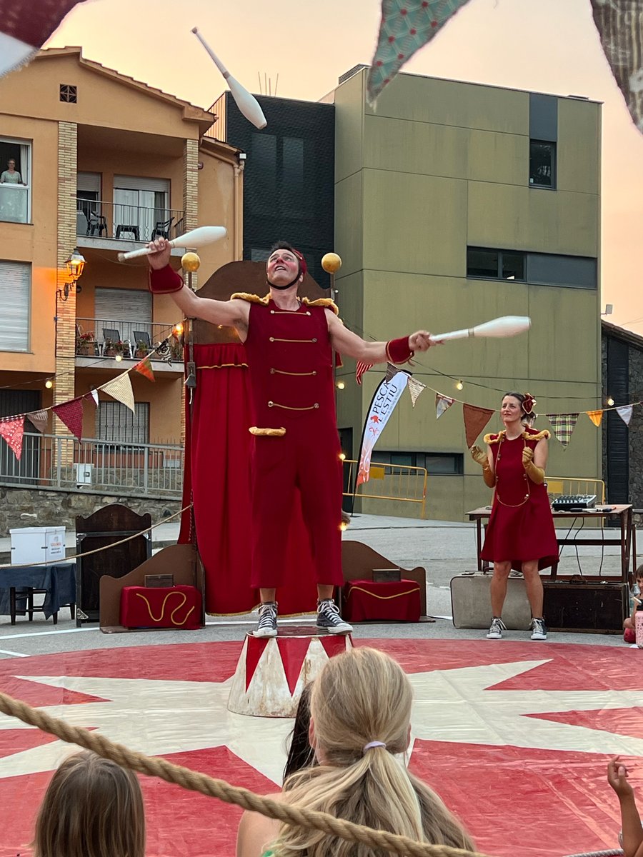 Amb el Taller de malabars de la Companyia de Circ <a href="/MoiJordana/">Moi Jordana</a> ha finalitzat el #festivalpescalestiu2025 ! 🎪
A la pista de circ de la plaça del Soler, petits i grans van  poder posar a prova les seves habilitats de malabars i passar una bona estona plena de diversió.
#circ