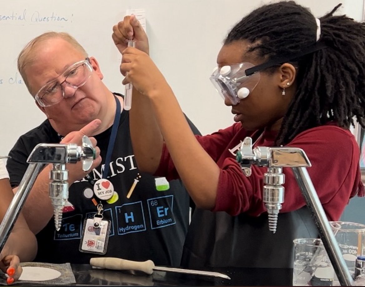 Each day #TheFutureIsInMyRoom 🧪 #TeachersMakeADifference #Chemistry #mroshieldschemistry #mroshieldsscience #inthelab