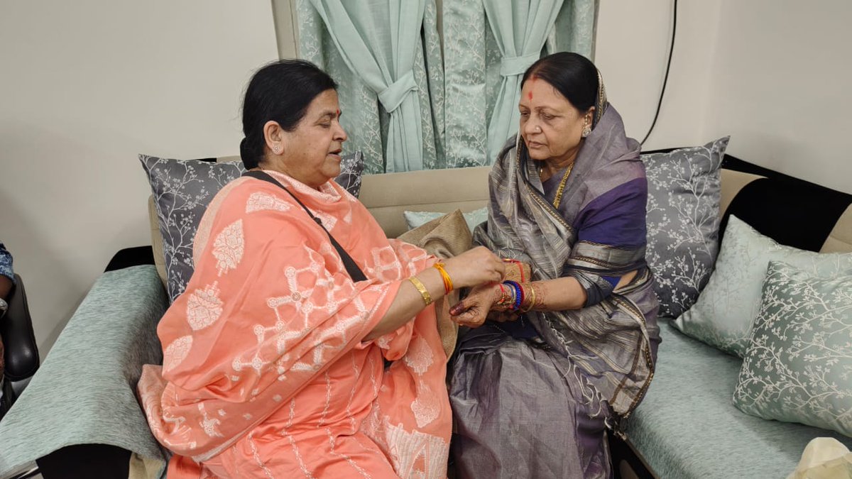 Usha Thakur (@ushathakurmla) on Twitter photo कैबिनेट मंत्री बड़े भाई श्री <a href="/tulsi_silawat/">Tulsi Ram Silawat</a> जी को रक्षा सूत्र बांधकर बधाई दी।
आपका स्नेह एवं विश्वास सदैव मुझ पर बना रहें। कैबिनेट मंत्री बड़े भाई श्री <a href="/tulsi_silawat/">Tulsi Ram Silawat</a> जी को रक्षा सूत्र बांधकर बधाई दी।
आपका स्नेह एवं विश्वास सदैव मुझ पर बना रहें।