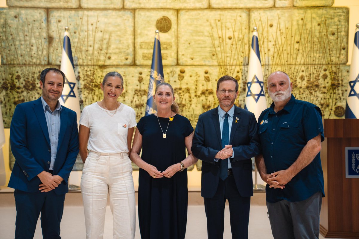 Isaac_Herzog's tweet image. I was pleased to meet today with @ChefJoseAndres, founder and head of the world renowned aid organisation, @WCKitchen which has worked with dedication to help provide food to those in need in Israel and in Gaza - and indeed all over the world. 

True humanitarian assistance comes…