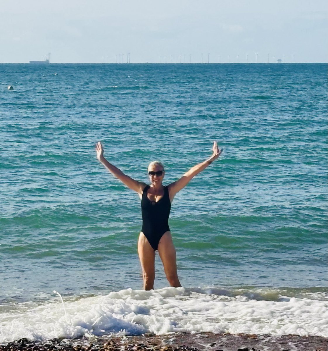 DawnNeesom's tweet image. Life affirming time with amazing niece &amp;amp; her bridesmaids to be 🥰Hen weekend completed with frankly pathetic attempt to swim to France 😂 Back ⁦@GBNEWS⁩ Breakfast Monday 6am #GBNews #Henweekend #niece