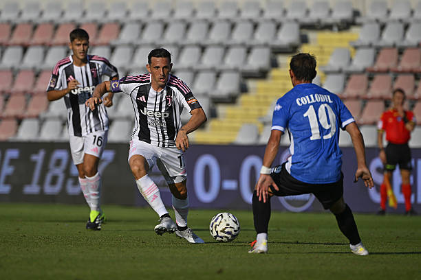 GiovaniBN's tweet image. 💥 Esordio vincente in Coppa Italia Serie C!

La #Juventus Next Gen di Mr. Brambilla supera il #Novara 1-0 nel 1º turno grazie al gol decisivo di #Guerra ⚪⚫⚽

🔜 Nel prossimo match i bianconeri affronteranno in trasferta il #Renate, sempre in gara unica.