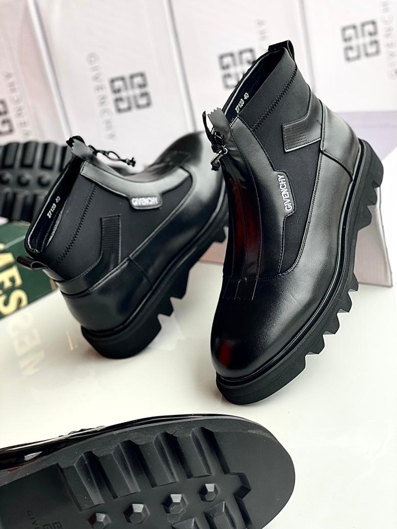 Fully box 
Available in size: 40, 41, 44, 45 and 46

#price:  40k

DM/Whatsapp: 07010230341
            
Location: Kaduna
Delivery: Nationwide 
 RT please.