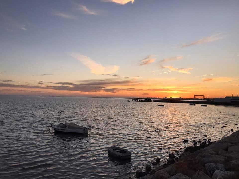 Las barcas de dos en dos, 
como sandalias del viento 
puestas a secar al sol. 

Manuel Altolaguirre