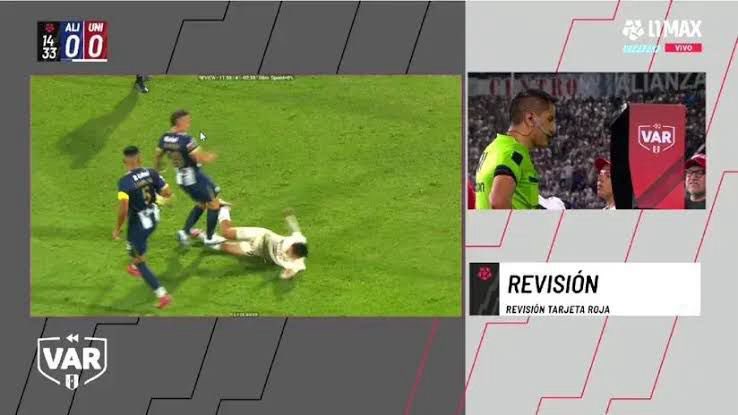 Una fue roja y la otra no, fútbol peruano…. no lo entenderías.