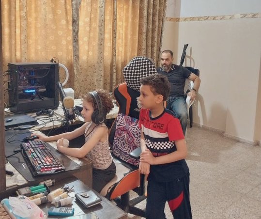 يوسف أبو شعر كيرلي يوماً ما.

قتله الاحتلال وأسر والده.