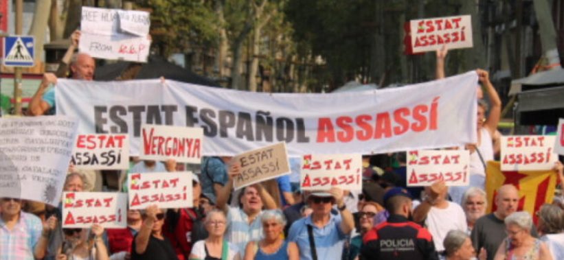 El TN migdia de TV3 quan ha informat de l’acte d’homenatge a les víctimes dels atemptats del 2017, ha manipulat la informació.
A l’esquerra podeu veure la imatge que ha tret TV3 al telenotícies, a la dreta, la imatge de la pancarta sencera.
MANIPULACIÓ del “govern de tothom”.⬇️