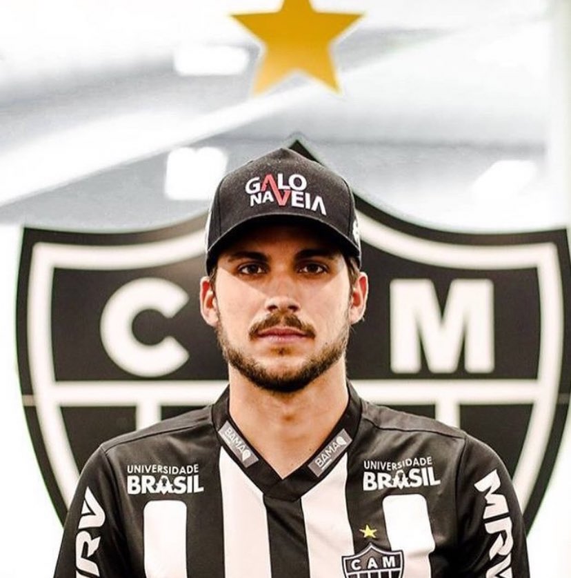 DepreHulk's tweet photo. Hoje nos despedimos desse atleta que é multicampeão pelo Atlético.

Desde 2020 ele coleciona taças com a camisa alvinegra. Exemplo de jogador, de humano e apaixonado pelo Galo.

Você faz parte da história, Rabello. 🏆 https://t.co/ciHpzgadL3