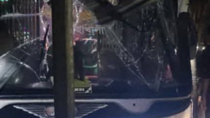 মাদারগঞ্জে বাস-মোটরসাইকেল সংঘর্ষ, চালক জানালা দিয়ে লাফিয়ে পলায়ন