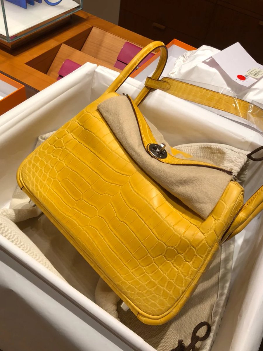 What bags are available at the Hermès flagship store in Madison, New York? 🙇🏼‍♀️
When I was in New York, I stayed near Fifth Avenue, very close to Madison Square Garden. Hermès has two buildings, one for women and one for men. I shopped until I was exhausted. 👢👜🧥
