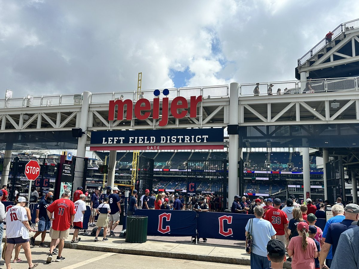 SteveHammActor's tweet photo. Taking in a @CleGuardians ballgame today
⚾️⚾️⚾️
#clevelandguardians #progressivefield https://t.co/fbyLeaRcp2