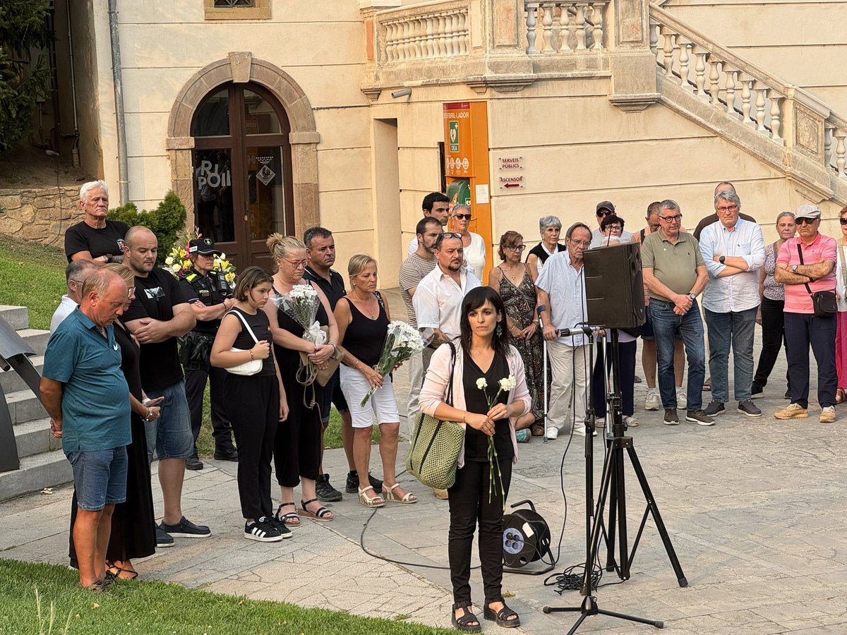 Aj_Ripoll's tweet photo. 🕊️ Ripoll ha recordat aquesta tarda les víctimes del #17A amb una ofrena floral i un minut de silenci  davant el monument que les honra.

🪽La vila reafirma el compromís de mantenir viva la seva memòria.

#Ripoll #17A https://t.co/70HIjqXd2G