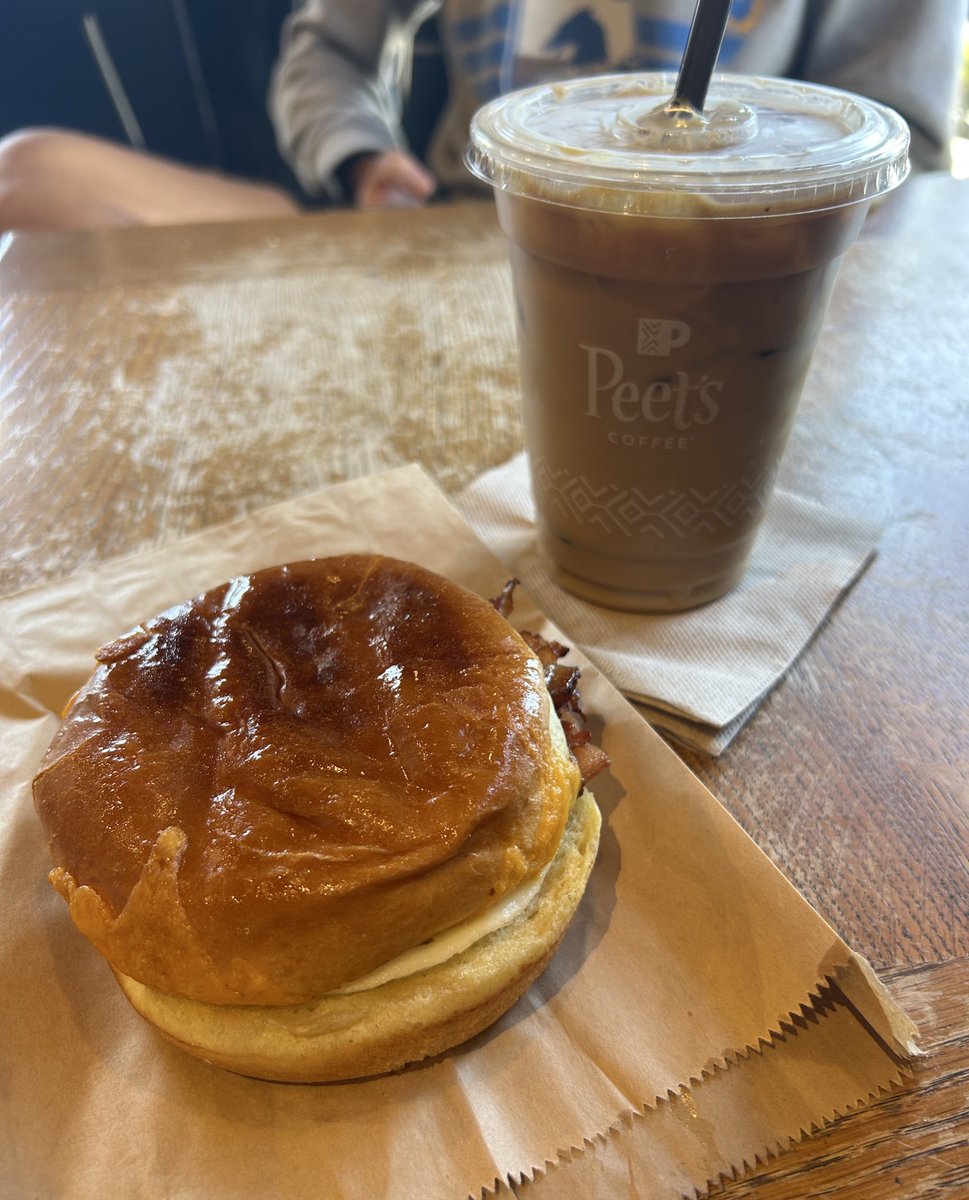 themrs805's tweet image. Happy Sunday,  l hope you enjoy the day.💙🩵💚💜
#PeetsCoffee