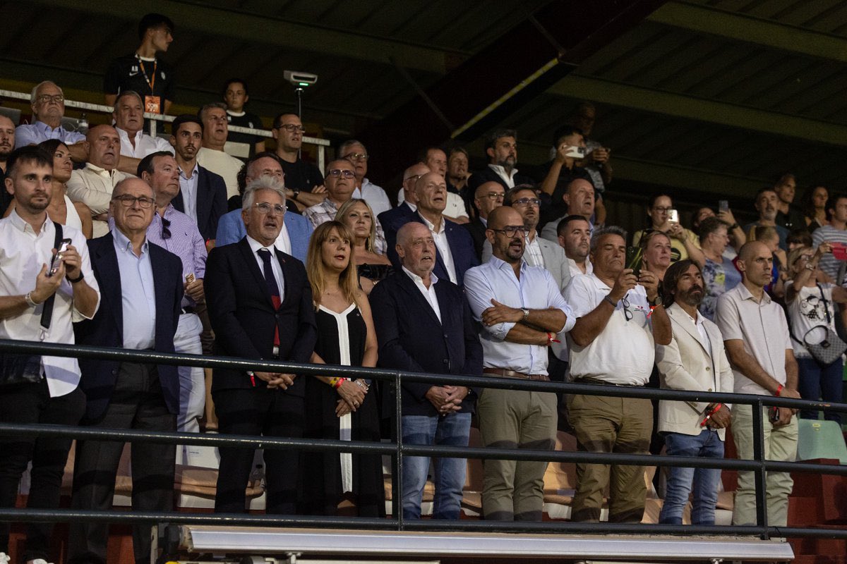 MiquelBrugat's tweet photo. A Peralada hem acollit la Final de la Copa Catalunya Femenina entre el @FCBfemeni i el @elnostreclub.
Gràcies a @FCF_CAT, al @CFPeralada, al personal municipal, jugadores i afició per fer-ne una gran festa de l’esport femení! https://t.co/MufiIv9uxP