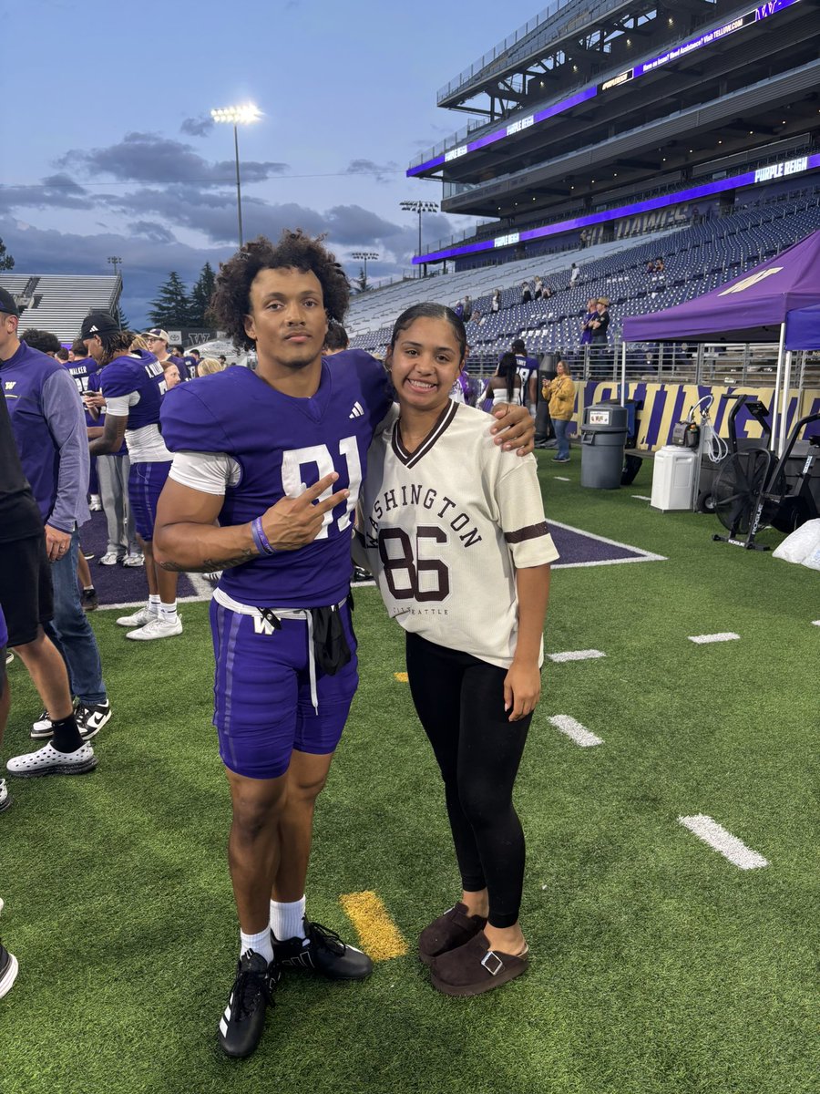 RoebuckMonica's tweet photo. Thank you family for being at the scrimmage last night for @DezmenRoebuck  and @UW_Football 💜💜💜 https://t.co/E5DvjGYrN9