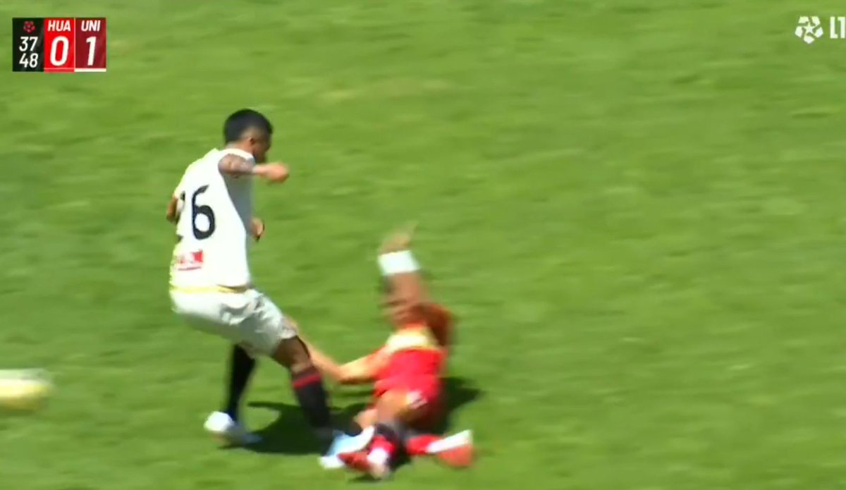 Misma jugada, diferente criterio del arbitraje involucrado. En la primera imagen, Lavandeira intenta evitar el contacto, en la segunda se muestra de lo contrario. Y se viene un partido muy clave la próxima fecha. Luego cuando los árbitros Conmebol hacen bien su chamba, se nota.