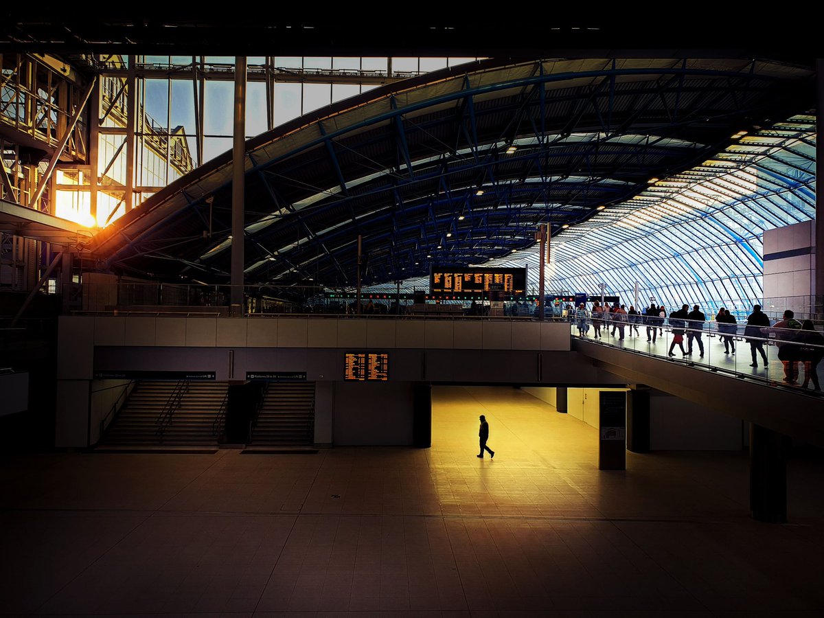 London_W4's tweet image. Terry on his way to meet Julie at Waterloo Station as the sun sets. 
Waterloo sunset