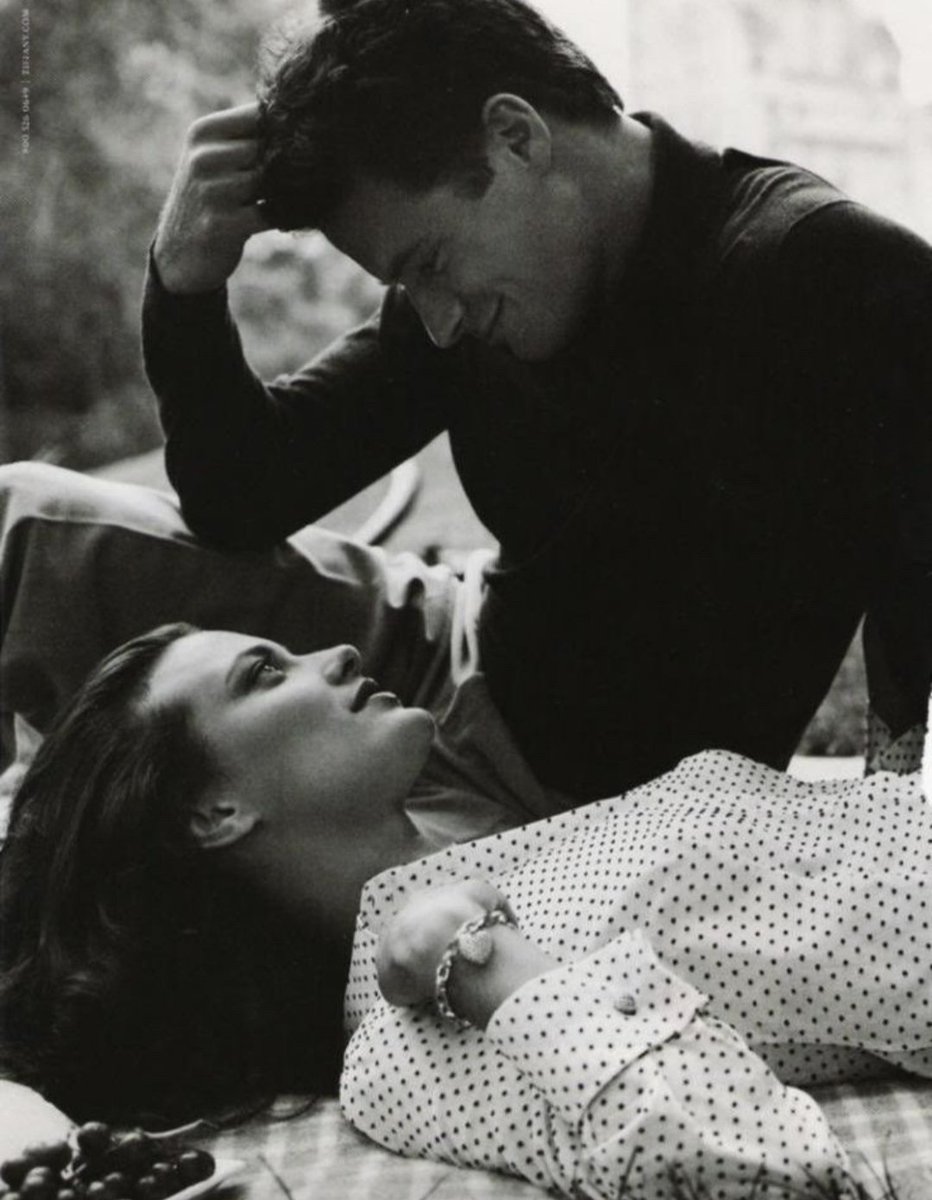 Gözlerini seviyorum. Ela mı? Hiç yakından bakma fırsatım olmadı. Parlıyorlar. Ona baksam... Beni yanlış anlar mı? Sadece fikir edinmek istiyorum.
Yalan. Onu seyretmek istiyorum.