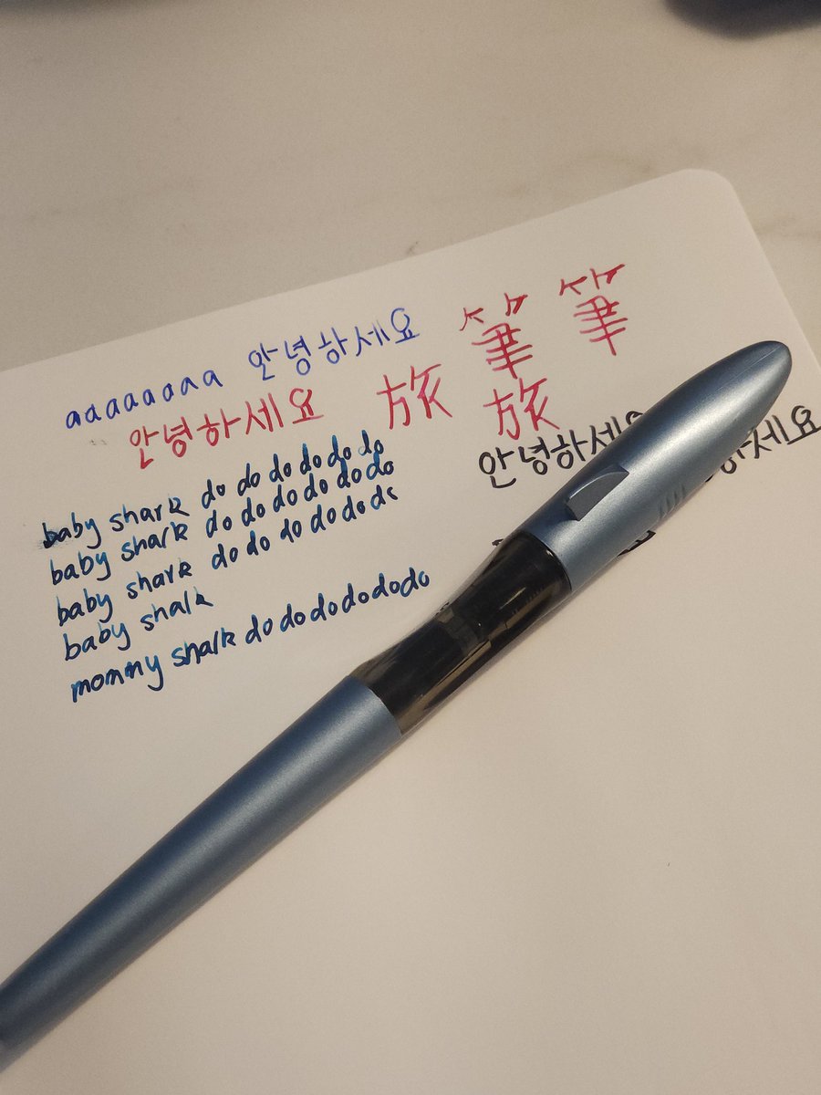 agitbackprop's tweet image. .@star_carver_ got me a fountain pen that looks like a shark