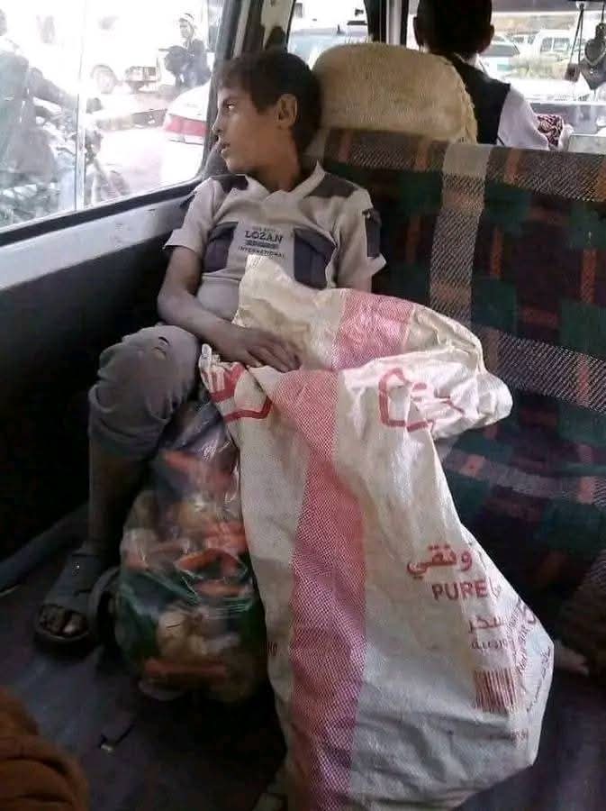 عندما أشاهد مثل هذه الصور لأطفال بلدي
أشعر برغبة في البكاء فقد أصبحت حياة اليمنيين قاسية واغلبهم تحت مستوى خط الفقر
وهناك سلالة مشعوذين طراطير لا يبالون بمصير هذا الشعب إطلاقا