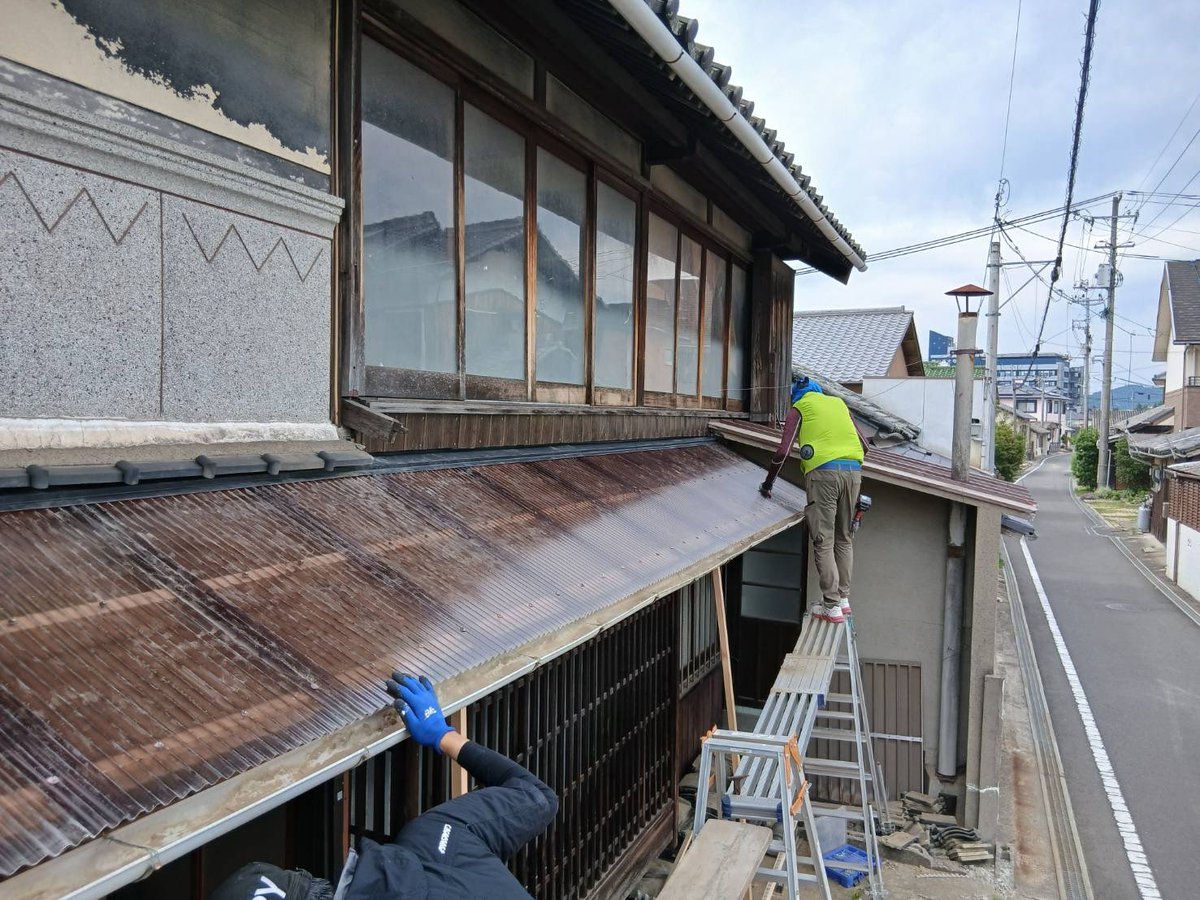mjs7064's tweet photo. 4号物件
屋根部分修理外注出しちゃった
本職さんは仕上がり綺麗！ https://t.co/g3X1JQx9A6
