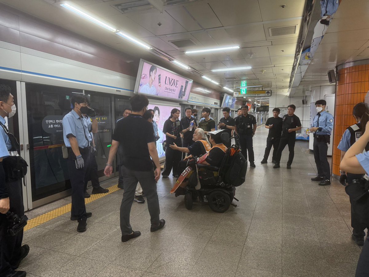 장애시민 네명의 탑승을 거부하기 위해 경찰과 서울교통공사 보안관 수십명이 에워싸고 있습니다

내란수괴 윤석열은 다칠까봐 어쩔 줄 몰라하는 사회의 권력은 오늘도 장애인은 다치든 휠체어가 고장나든 나몰라라 하고 탄압하기 바쁩니다