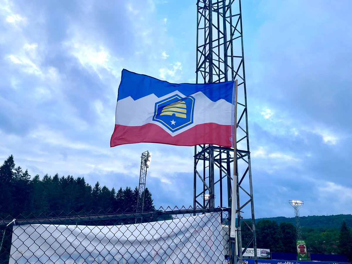 One of my favorite state flags has to be Utah’s. I was pretty disappointed I couldn’t find one to buy during my trip there last summer. This Beehive State flag reflects the Pacific Southwest champs from Price, Utah in this week’s 13 y/o Babe Ruth World Series in Jamestown 🐝
