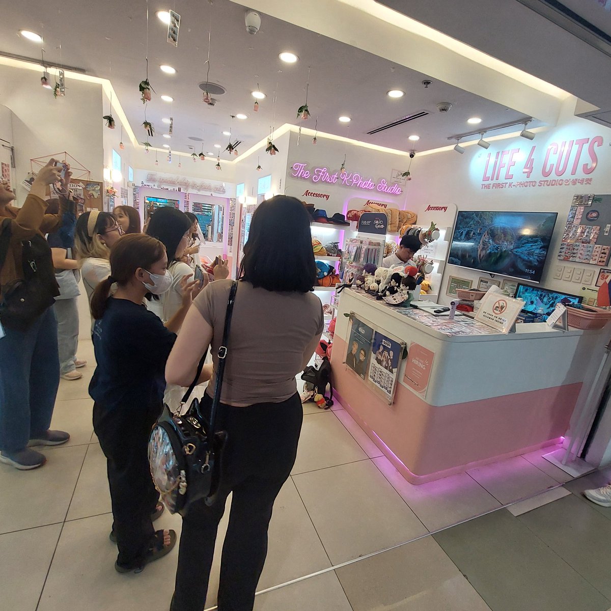 Still can’t believe it 🥹💖 The 50 freebies we prepared for our <a href="/life4cutsph/">LIFE FOUR CUTS</a> SMNorth event yesterday were gone in less than 5 hours! Thank you so much to everyone who came through ✨
No freebies left, but the LADS Qixi photo frame is up until Sept 3 📸💕 #LoveandDeepspace