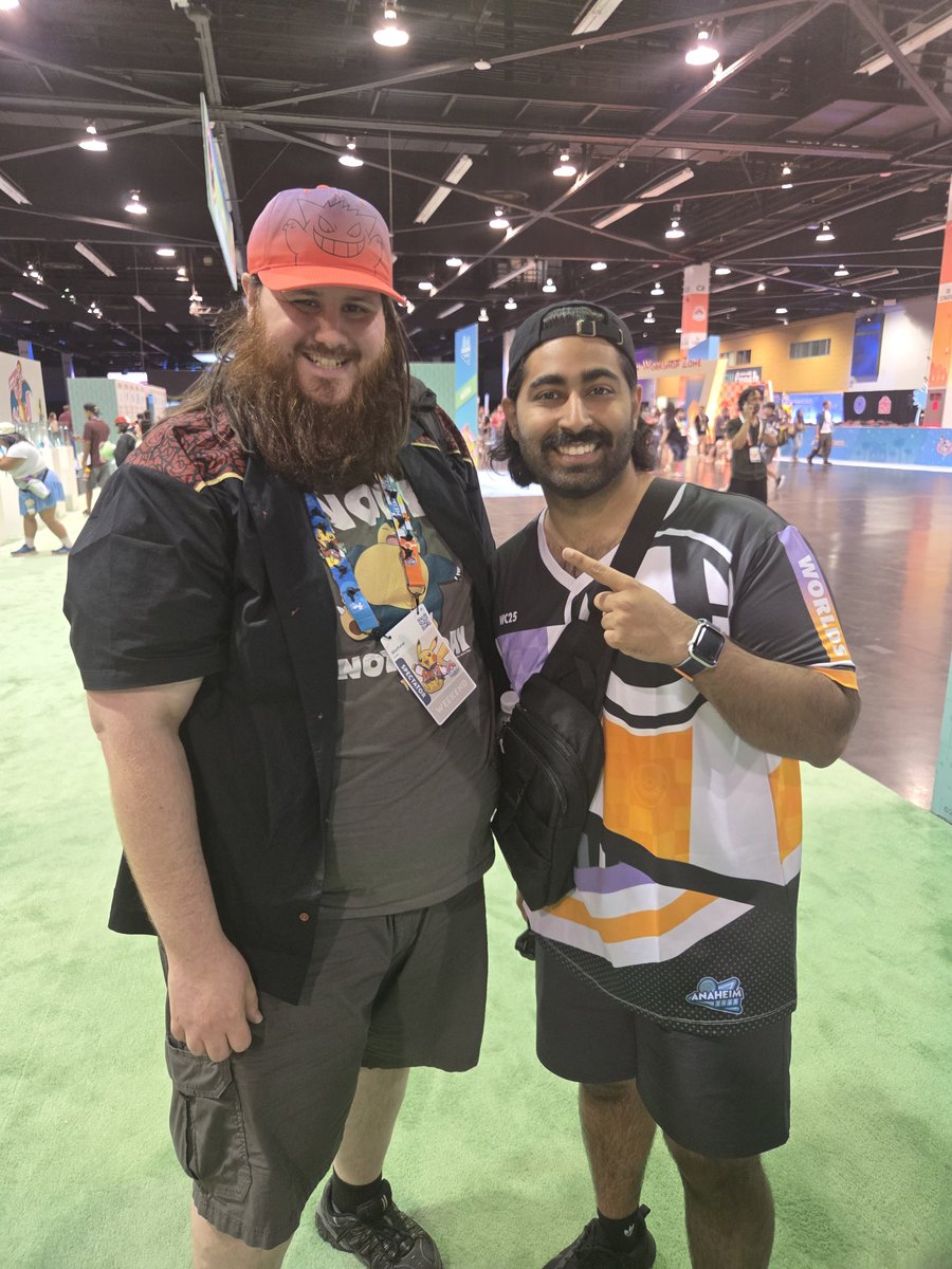 MatWithOneT55's tweet image. Met the BEST! BOOSTER! MACHINE! @powdrtcg Thank you for taking the time to chat and sign a card!