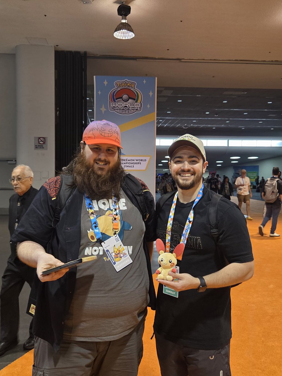 MatWithOneT55's tweet image. Met Plusles #1 fan! @RaidAway Thanks for being cool and signing a card!