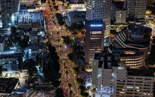 theworkersright's tweet image. After Netanyahu's call for the people of Iran to take to the streets, the people responded and poured into the streets, but in Tel Aviv.

Massive anti-government protest in Tel Aviv.

#TelAvivProtests #IsraelProtest #Netanyahu #GazaGenocide‌ #Gaza