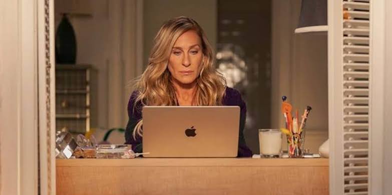 El final de And just like that fue lo que esperaba. (Omitiendo la escena de la caca). Me quedo con la frase que escribe Carrie.
Quizás sea el único que extrañará la serie. Me daba confort.
Quizás empiece a ver Sex and the City de nuevo y los productos siguientes. Gustos culposos.